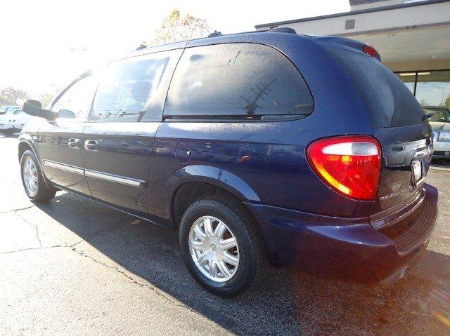 Chrysler Town and Country 2005 photo 1