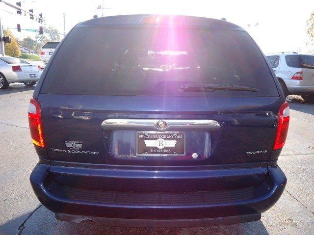 Chrysler Town and Country 2005 photo 2