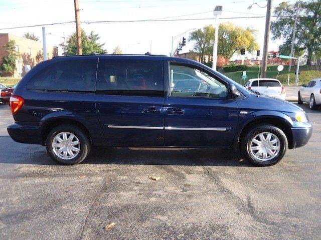 Chrysler Town and Country 2005 photo 4