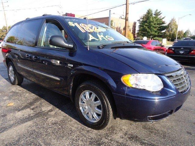 Chrysler Town and Country 2005 photo 5
