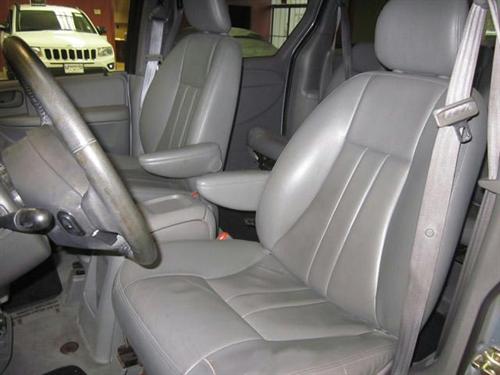 Chrysler Town and Country 2005 photo 1
