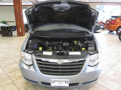 Chrysler Town and Country 2005 photo 2