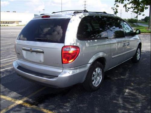 Chrysler Town and Country 2005 photo 1