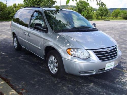Chrysler Town and Country 2005 photo 2