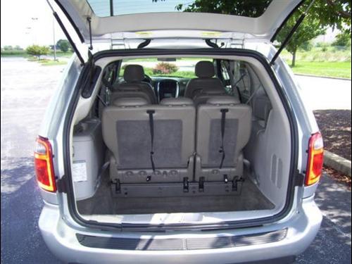 Chrysler Town and Country 2005 photo 3