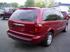 Chrysler Town and Country 2005 photo 2