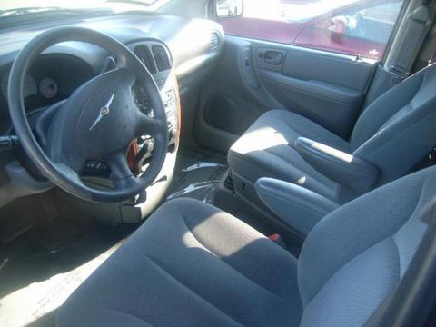 Chrysler Town and Country 2005 photo 1