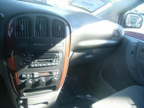 Chrysler Town and Country 2005 photo 2