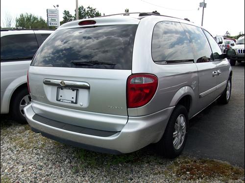 Chrysler Town and Country 2005 photo 1