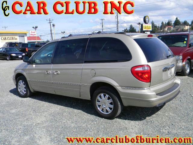 Chrysler Town and Country 2005 photo 2