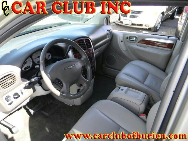 Chrysler Town and Country 2005 photo 5