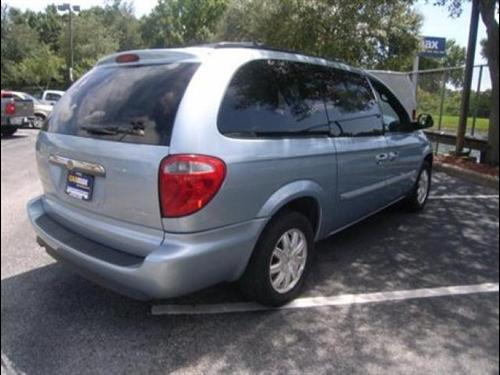 Chrysler Town and Country 2005 photo 2