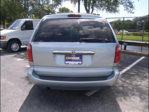 Chrysler Town and Country 2005 photo 3