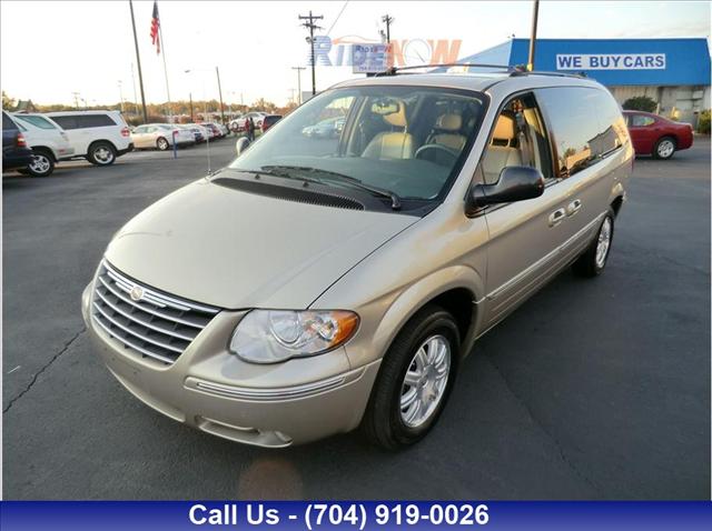 Chrysler Town and Country 5 LS MiniVan