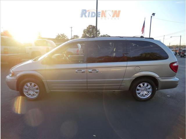 Chrysler Town and Country 2005 photo 1