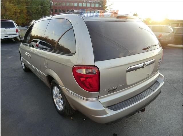 Chrysler Town and Country 2005 photo 2