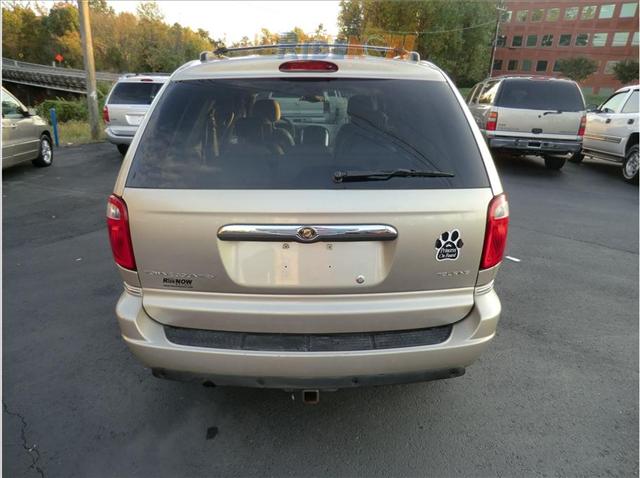 Chrysler Town and Country 2005 photo 3