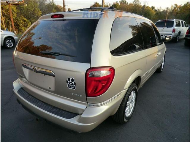 Chrysler Town and Country 2005 photo 5