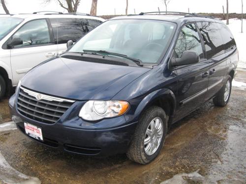 Chrysler Town and Country 2005 photo 2