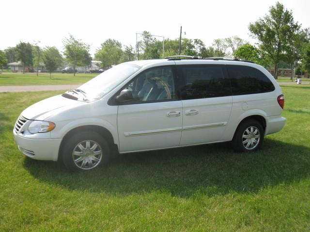 Chrysler Town and Country S Sedan Under FULL Factory Warranty MiniVan