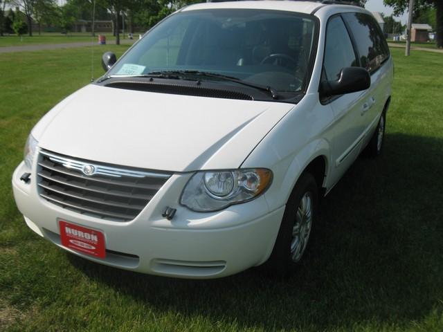 Chrysler Town and Country 2005 photo 1