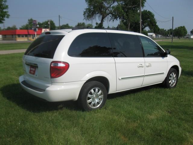 Chrysler Town and Country 2005 photo 2