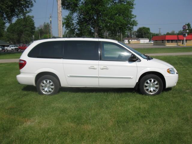 Chrysler Town and Country 2005 photo 3