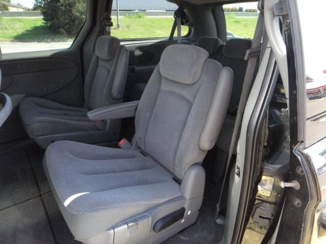 Chrysler Town and Country 2005 photo 2