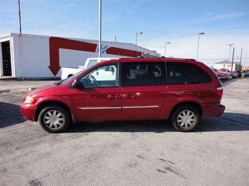 Chrysler Town and Country 2005 photo 1