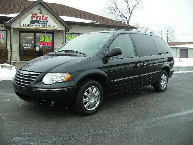 Chrysler Town and Country SLT 25 MiniVan