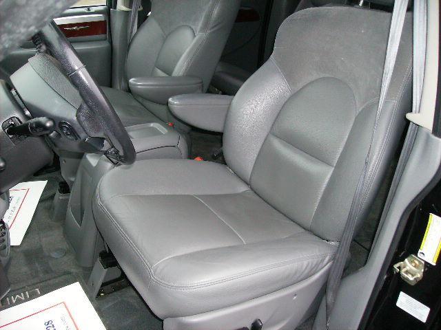 Chrysler Town and Country 2005 photo 2