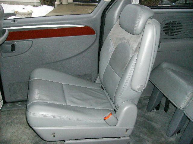 Chrysler Town and Country 2005 photo 3