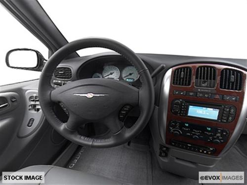 Chrysler Town and Country 2005 photo 4
