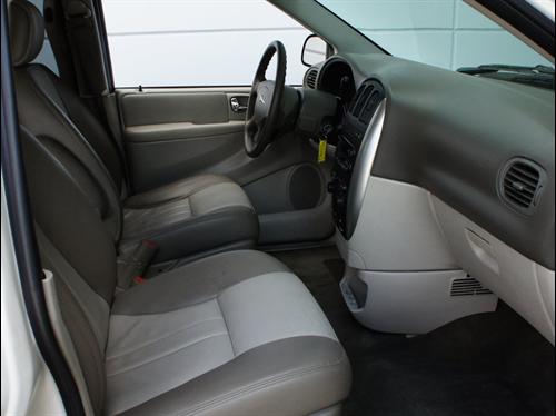 Chrysler Town and Country 2005 photo 1