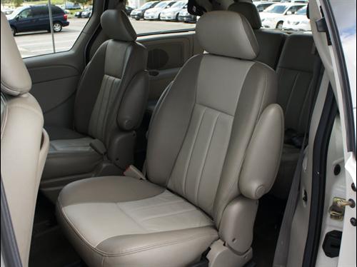 Chrysler Town and Country 2005 photo 2