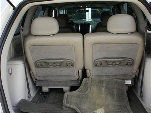 Chrysler Town and Country 2005 photo 3