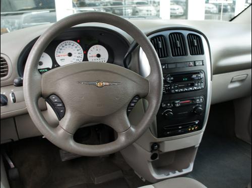 Chrysler Town and Country 2005 photo 4