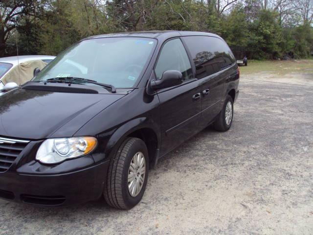 Chrysler Town and Country 2005 photo 1
