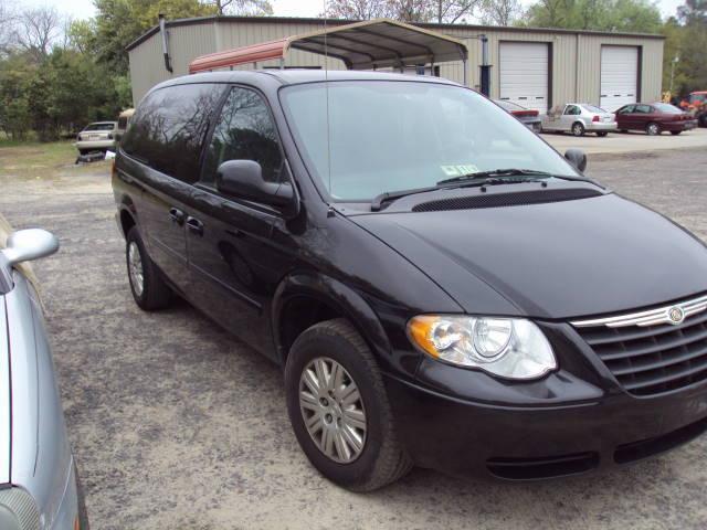 Chrysler Town and Country 2005 photo 2