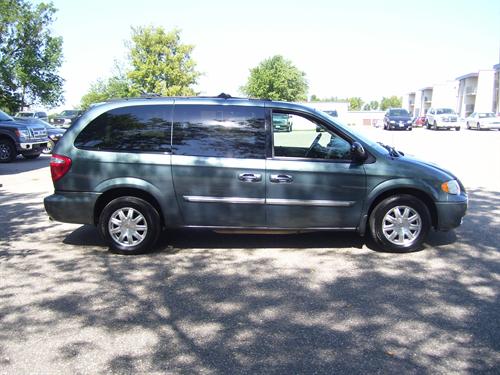 Chrysler Town and Country 2005 photo 1
