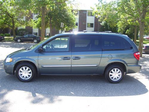Chrysler Town and Country 2005 photo 4
