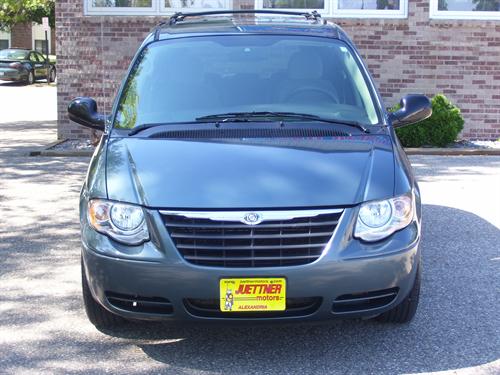 Chrysler Town and Country 2005 photo 5