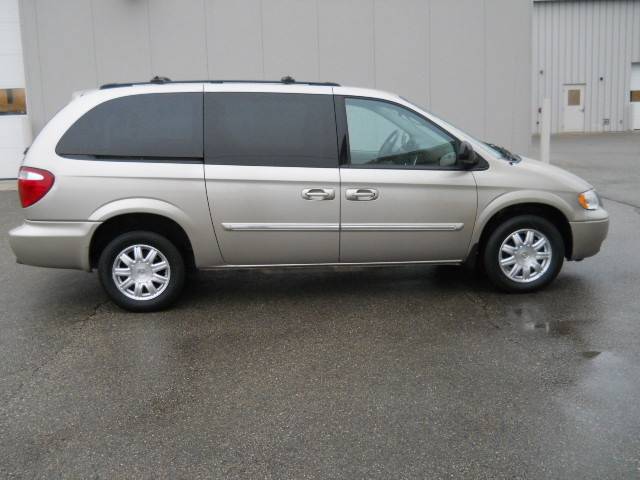 Chrysler Town and Country 2005 photo 2