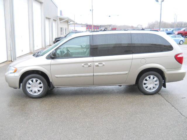 Chrysler Town and Country 2005 photo 3