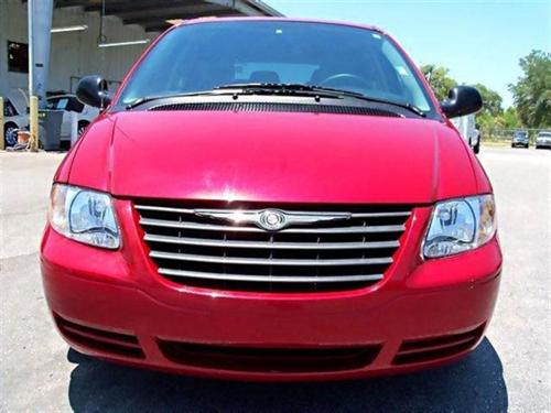 Chrysler Town and Country 2005 photo 1