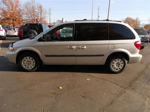 Chrysler Town and Country 2005 photo 1