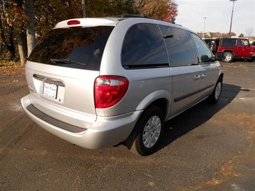 Chrysler Town and Country 2005 photo 2