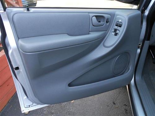 Chrysler Town and Country 2005 photo 3