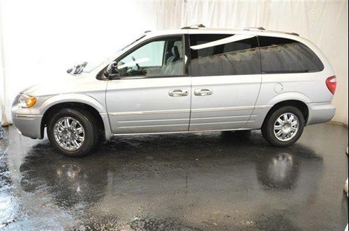 Chrysler Town and Country 2005 photo 1