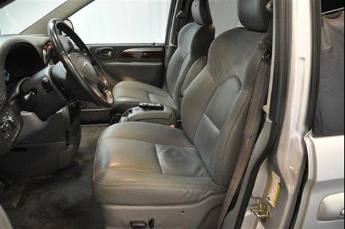 Chrysler Town and Country 2005 photo 4
